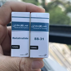 برچسب و جعبه ای که یک لیوان را نگه می دارد